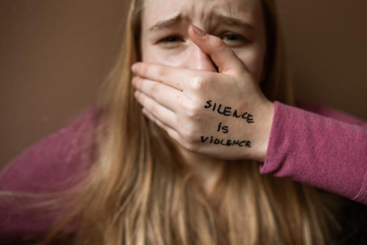 Maltrattamenti in famiglia: picchiava da anni la moglie, allontanato da casa