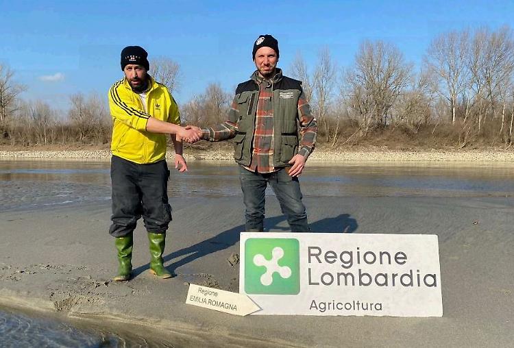 Siccità, stretta di mano simbolica sul Po senz'acqua:  «Un flagello»