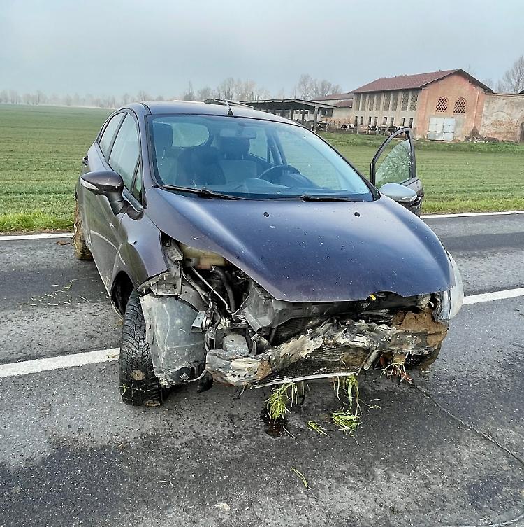 Fuori strada e impatto violento: 27enne miracolato