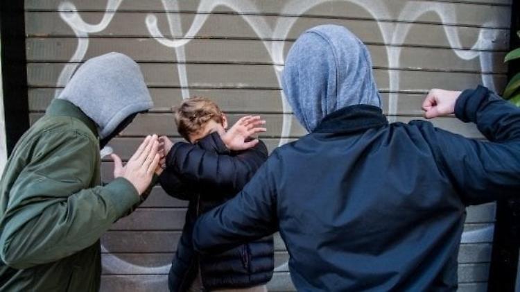 Accerchiano un ragazzo per farsi dare i soldi: tre 17enni identificati dai Cc