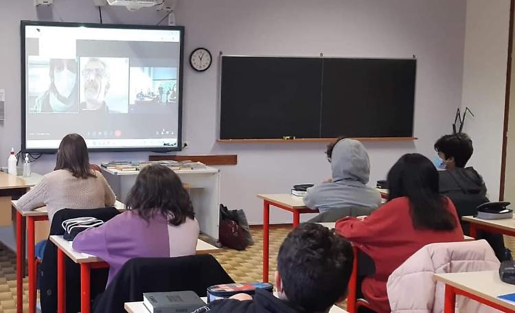 Studenti aiutati a distanza, abbraccio virtuale a Levata di Grontardo