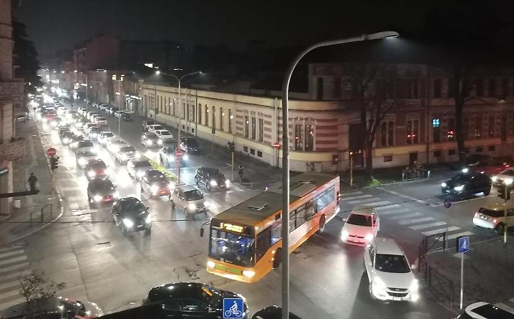 Semaforo bloccato sul rosso, in via Dante code e traffico in tilt