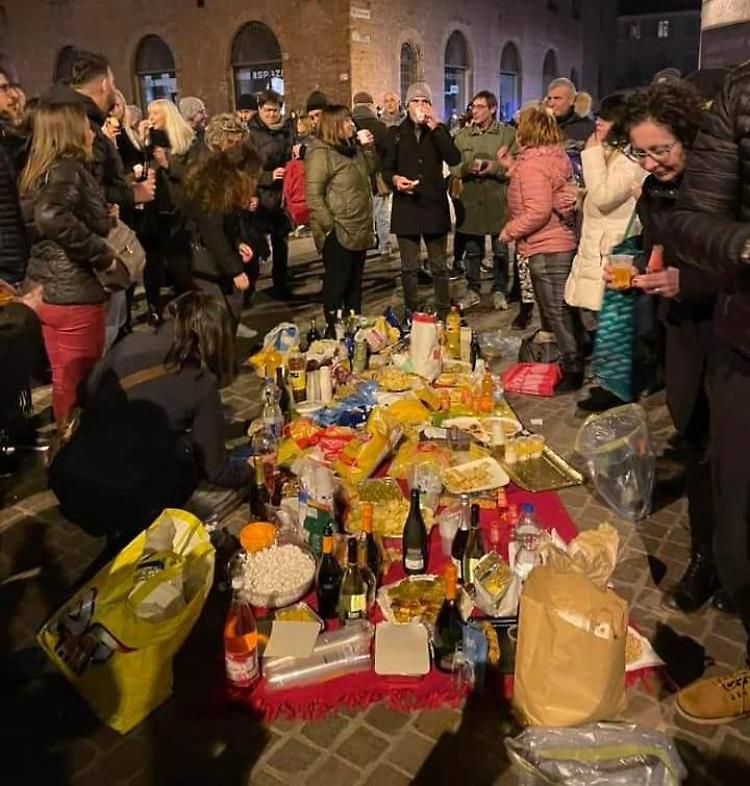 Aperitivo no vax in piazza Stradivari, sei denunciati dalla Digos