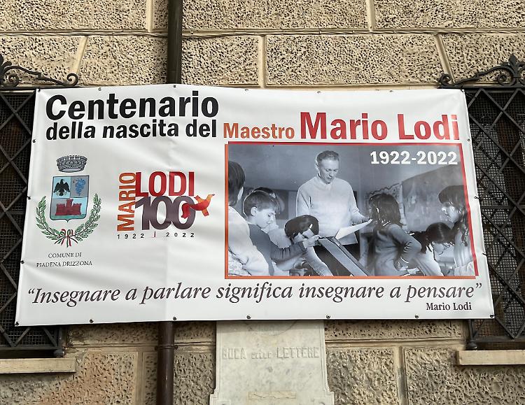 Mario Lodi, striscione sulla facciata del municipio