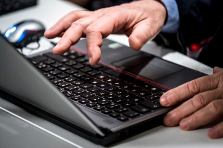 Acquista un'auto usata su un sito di vendite online, via la caparra di 2mila euro