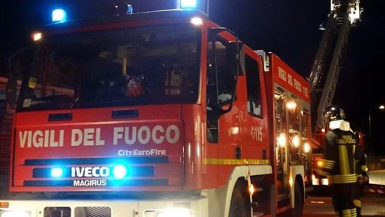 Incendio alla piazzola ecologica, intervento dei vigili del fuoco