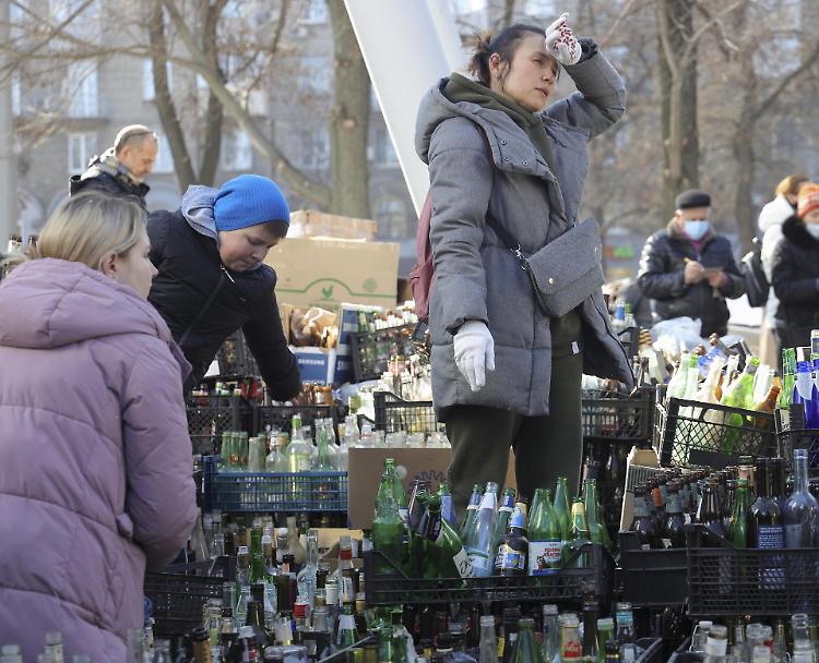 Ucraina, l’invio di  furgoni blindati per le città sotto assedio