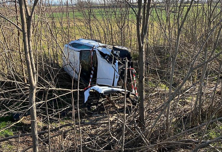 Esce di strada con l'auto, ferito un 50enne di Piadena Drizzona