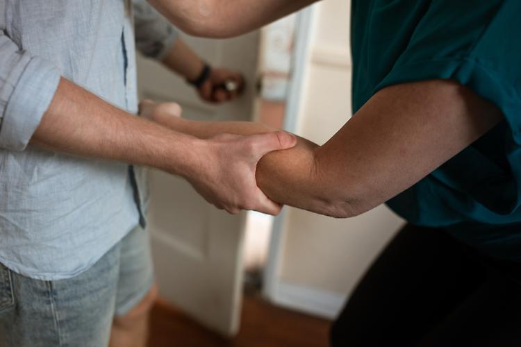 Botte, minacce e maltrattamenti nei confronti del padre: 26enne allontanato da casa