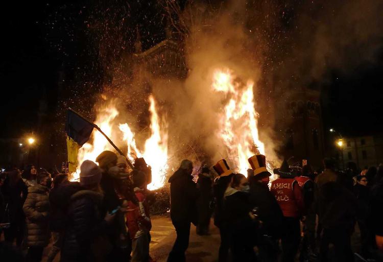 Torna il falò della tradizione. E saluta gli ultimi coriandoli