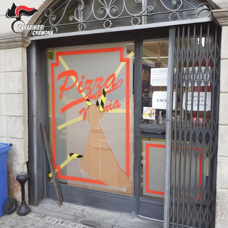 Vetrina infranta e blitz in pizzeria, beccato 20enne del paese