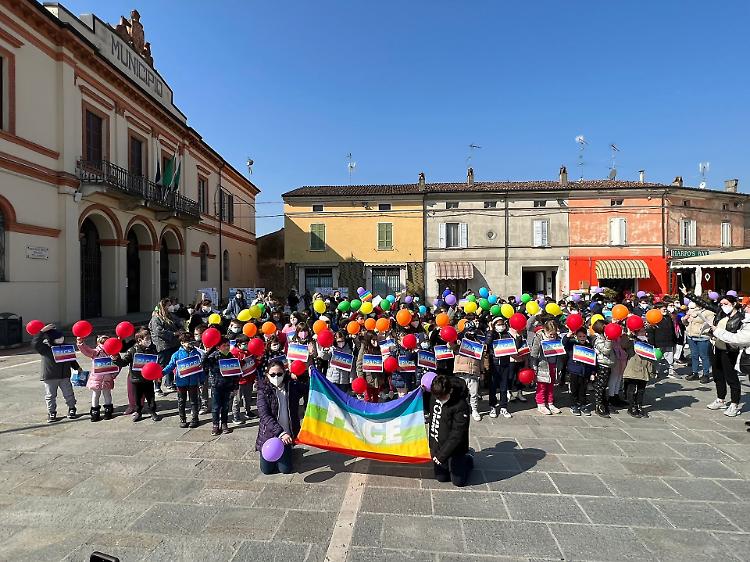 I bambini delle elementari manifestano per la pace