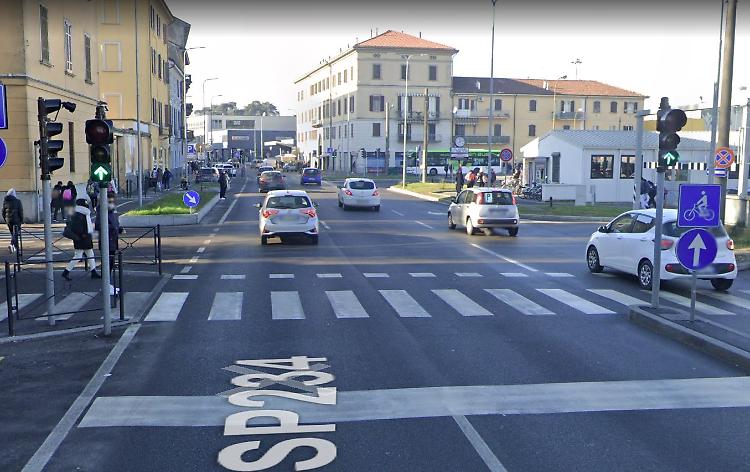 Ubriaca, provoca incidente e abbatte un semaforo: denuncia e patente ritirata