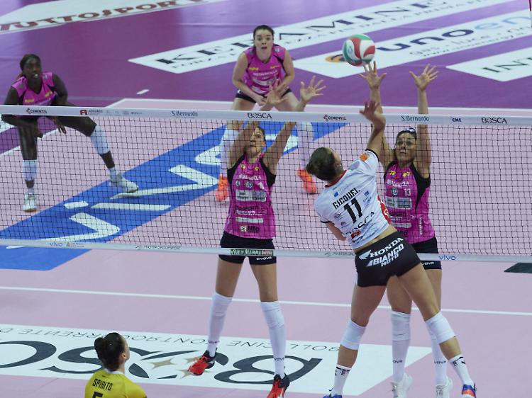 Volley: domenica nera, Vbc spazzata via a Cuneo