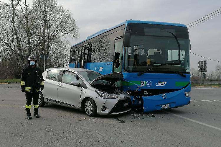 Farfengo, auto si scontra con un pullman di linea: ferita 49enne