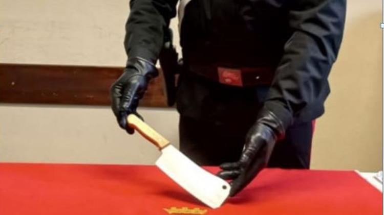 Minaccia di morte i vicini con una mannaia, arrestato dai Cc