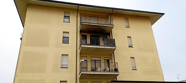 Incendio sul balcone, intera palazzina evacquata