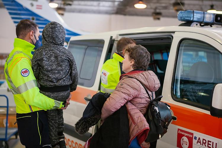 Ucraina, atterrati a Linate altri 6 piccoli pazienti