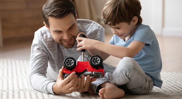 Festa del papà, giocare insieme ai figli è il regalo più efficace