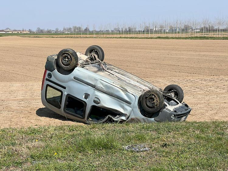 Perde il controllo dell'auto e si ribalta, 52enne in ospedale