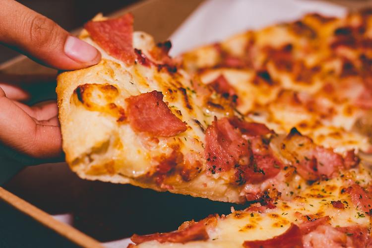 E' il cibo salato a regalare la felicità, il dolce consola