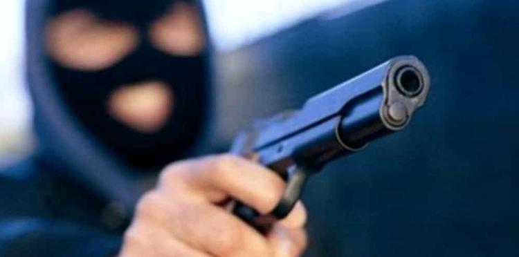 Pistola in faccia al barista e viso coperto: arrestato 20enne di Isola Dovarese