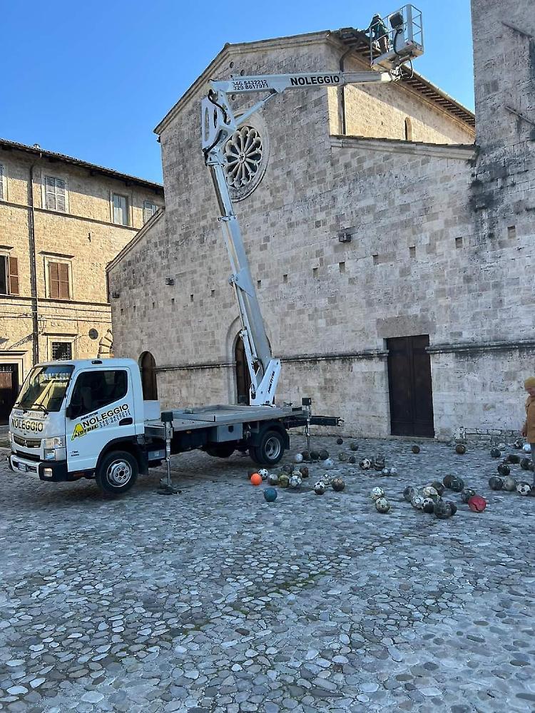 Decine di palloni 'd'epoca' trovati su tetto della chiesa durante lavori