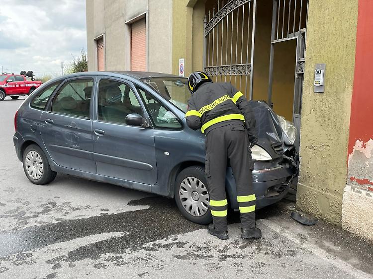 Perde il controllo dell'auto, violento impatto contro un cancello