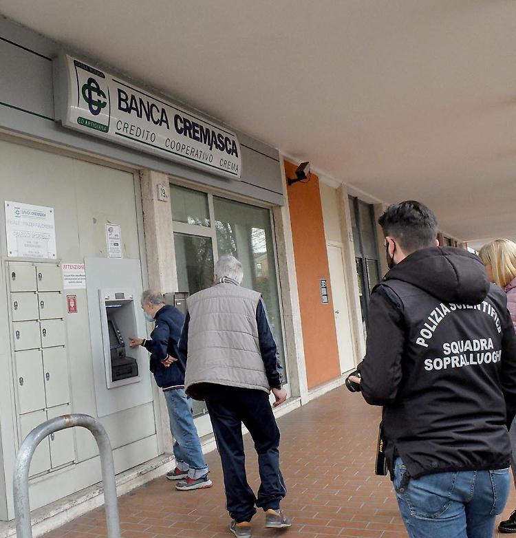 La cassiera minacciata con un coltello: «Apri la cassa: voglio i soldi»