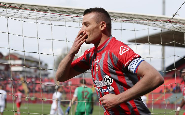 Calcio, Cremonese - Reggina 1-1 all'80' pareggio di Galabinov su rigore