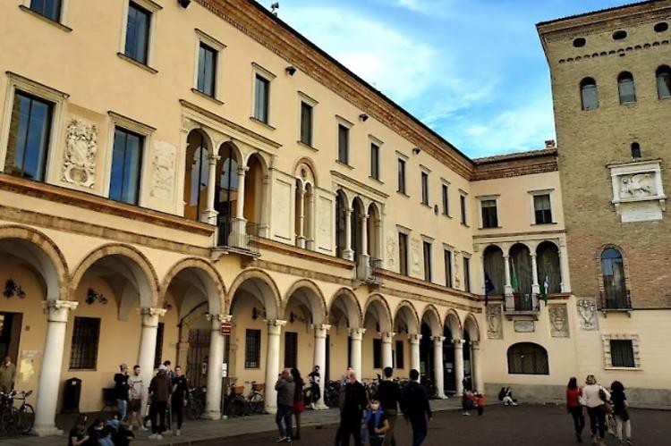 Coppia scatenata in municipio, arrestati marito di 56 e moglie di 55 anni