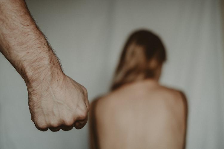 Femminicidio sventato sotto gli occhi dei Cc