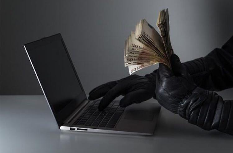 Truffa informatica da 12 mila euro con il bancomat clonato