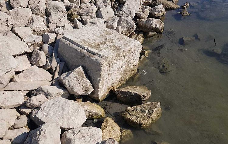 La storia riemerge: «Tracce delle porte». Il Po in secca regala reperti