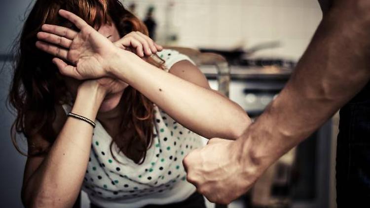 Ha più volte aggredito e picchiato la moglie di fronte ai familiari, allontanato