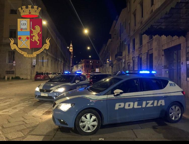 Operazione sicurezza della polizia: controllati 100 veicoli e 250 persone