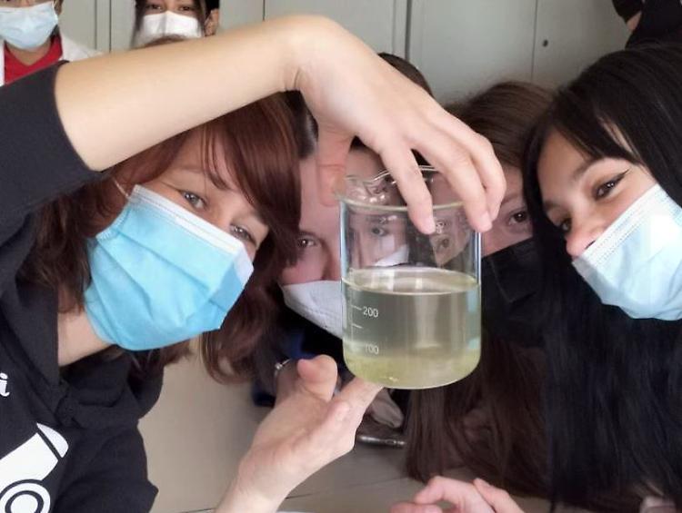 Docente ucraina al Polo Romani: lezione d'inglese al microscopio