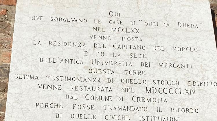 La lapide della Torre del Capitano torna leggibile