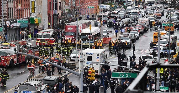 New York: spari nella metropolitana, almeno 16 i feriti 