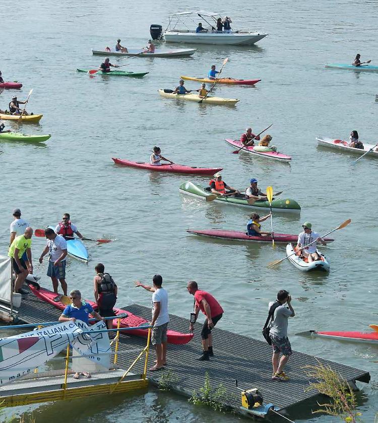 In canoa a «zig zag» per difendere il Po