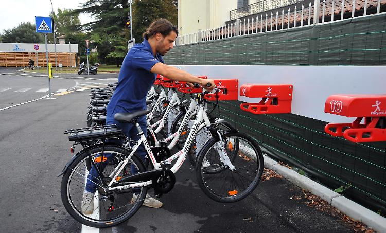 Vandali e ladri scatenati: decimate le bici «pubbliche
