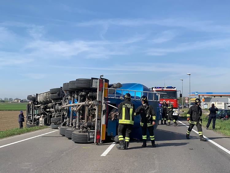 Gravissimo scontro fra un mezzo pesante e due auto