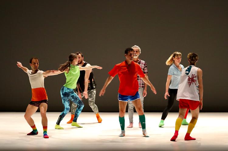 #DIRITTODICRITICA: «Bermudas»,  costumi esuberanti e scenografia psichedelica