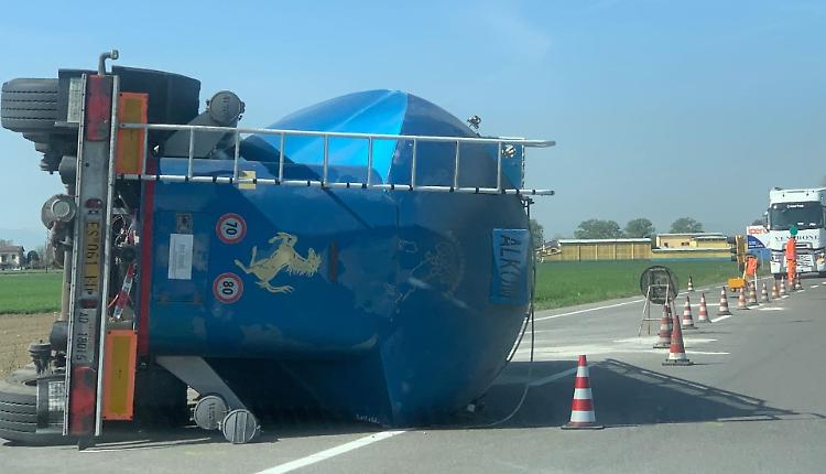Il camion cisterna ancora riverso sulla Padana Inferiore: traffico a singhiozzo, invito a rallentare