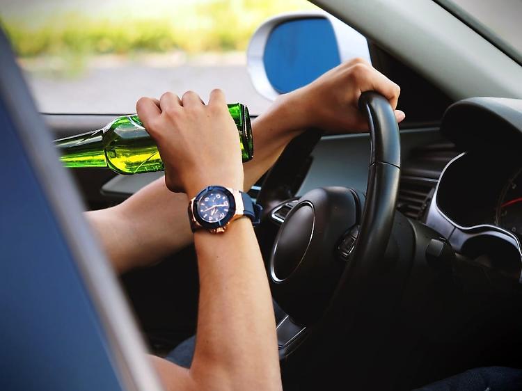 Sotto l'effetto di alcol e droga provoca un incidente:  denuncia e ritiro della patente