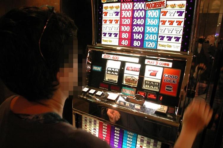 Ruba una carta prepagata e va a giocare alle slot machine