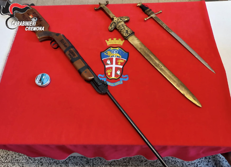 Droga in tasca e armi non denunciate in casa: denunciato 59enne