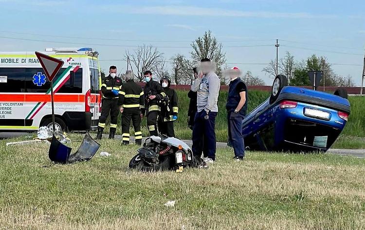Schianto tra auto e scooter, centauro trasportato in ospedale in eliambulanza