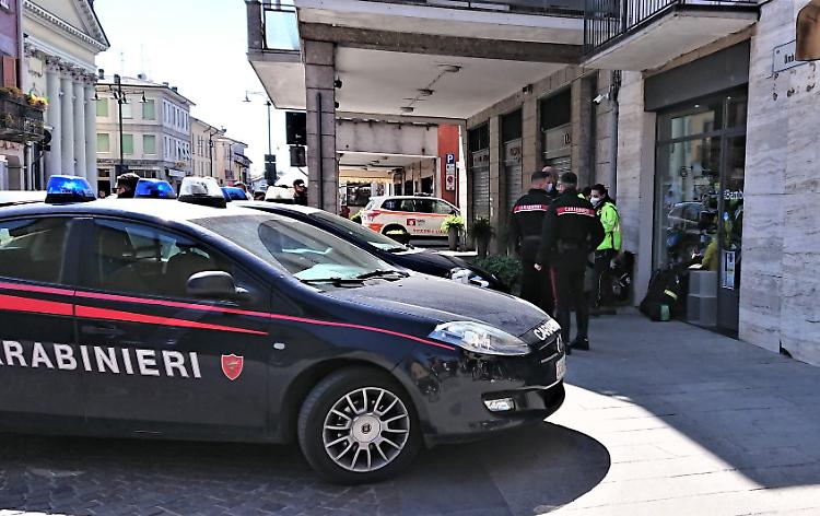 Lite con coltellate tra stranieri per motivi di convivenza, denunciato 25enne