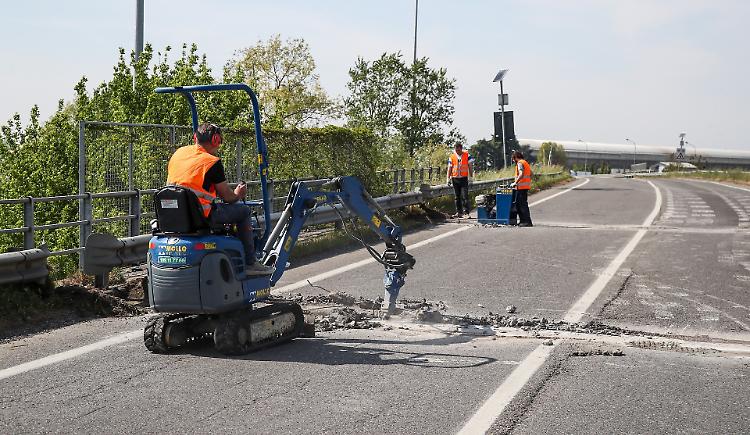 Tangenziale: nuovi giunti, interrotto il cavalcavia